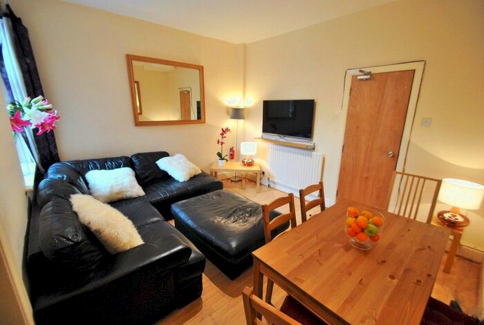 4 Bedroom Semi-Detached House To Rent In Beverly Road, Manchester M14