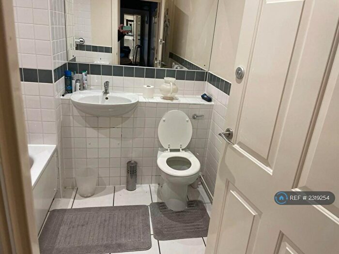 2 Bedroom Flat To Rent In Chiltern House, Aylesbury, HP19
