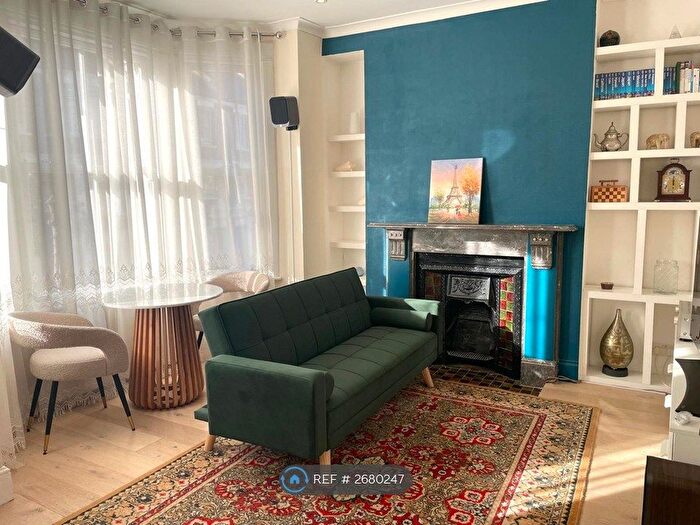 2 Bedroom Flat To Rent In College Place, London, NW1