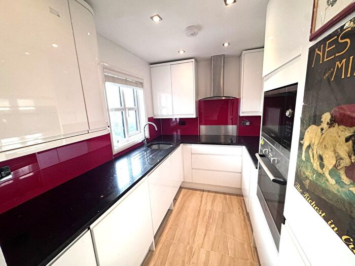 2 Bedroom Flat To Rent In Curtis Drive, London, W3