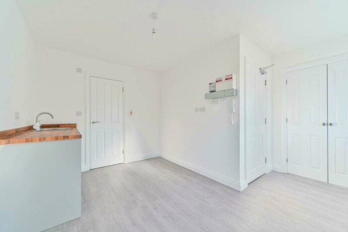 Studio To Rent In Kings Road, South Norwood, London, SE25