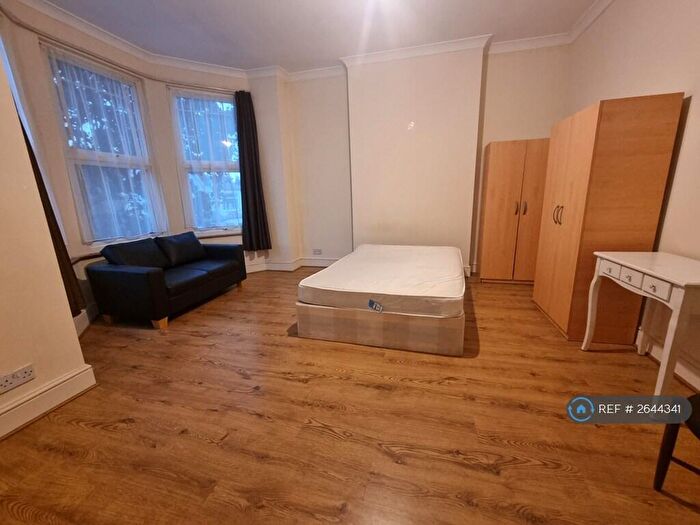 4 Bedroom Semi-Detached House To Rent In Sylvan Avenue, London, N22