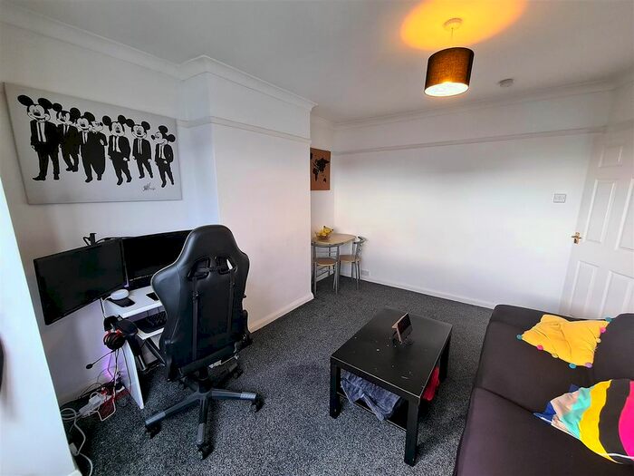 2 Bedroom Flat To Rent In Hampton Lane, Hanworth, Feltham, TW13