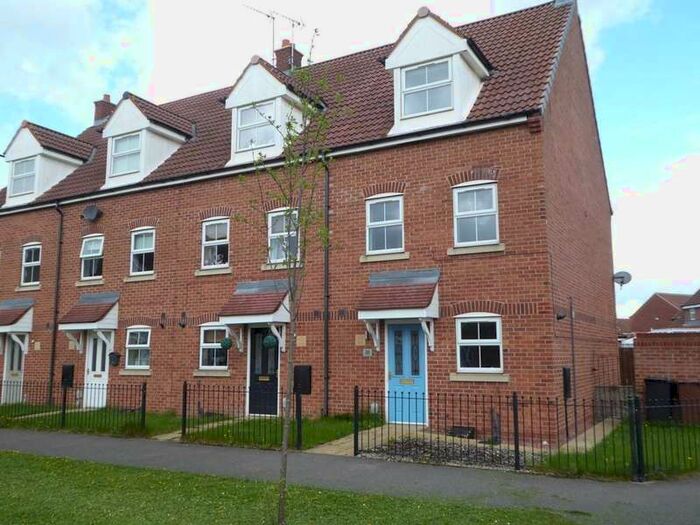 3 Bedroom Town House To Rent In Gilderidge Park, Kingswood, Hull, HU7
