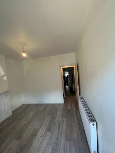 3 Bedroom Terraced House To Rent In Shaftesbury Road, Luton, LU4