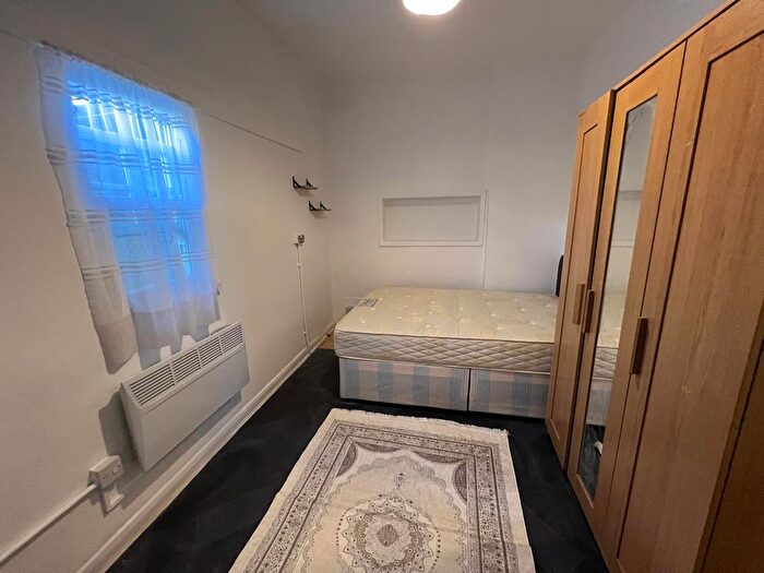 2 Bedroom Flat To Rent In Stoke Newington High Street, London, N16