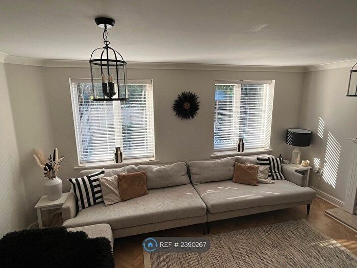 3 Bedroom Semi-Detached House To Rent In Moorhen Way, Packmoor, Stoke-On-Trent, ST7