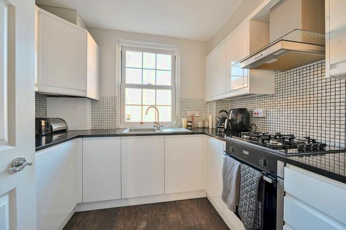 2 Bedroom Flat For Sale In Edward Square, Rotherhithe, London, SE16