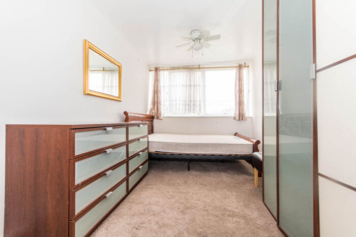 4 Bedroom Apartment To Rent In Roland Way, London, SE17