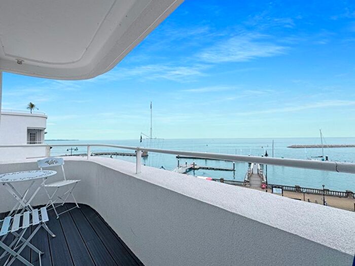 2 Bedroom Flat To Rent In The Parade, Cowes, PO31