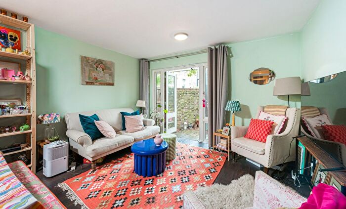 1 Bedroom Flat To Rent In Thorne Road, SW8