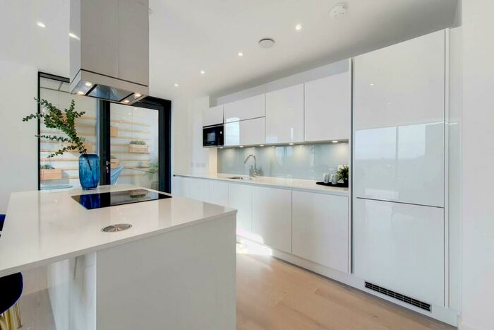 3 Bedroom Flat To Rent In City North Place, Finsbury Park, London, N4