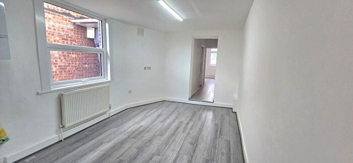 4 Bedroom Flat To Rent In Fore Street, Edmonton, London, N18