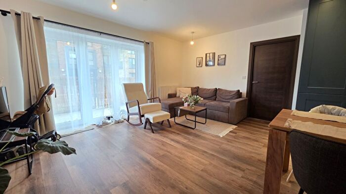 2 Bedroom Flat To Rent In May House, - Sydney Road, Watford, Hertfordshire, WD18
