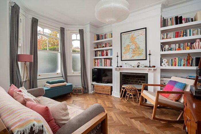 2 Bedroom Flat For Sale In Valetta Road, London, W3