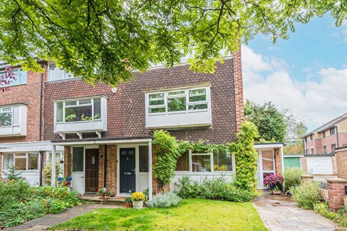 2 Bedroom Maisonette For Sale In Kingfisher Drive, Ham, TW10
