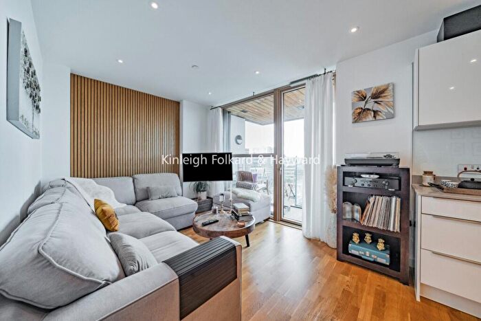 2 Bedroom Flat For Sale In St Marks Square, Bromley, Kent, BR2