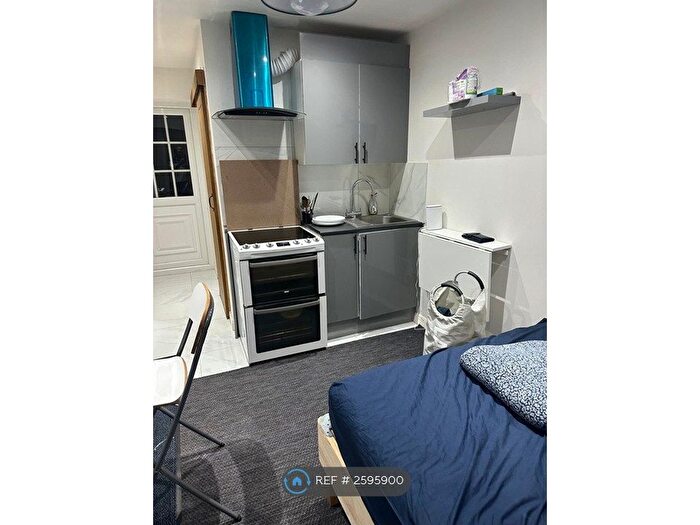 Studio To Rent In Bath Road, Slough, SL1