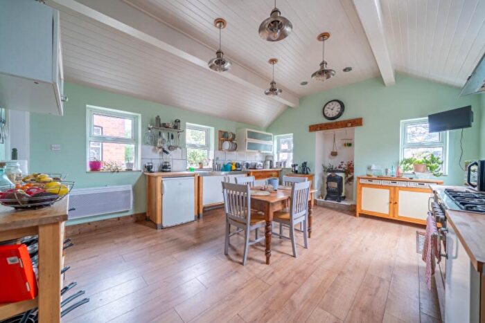 7 Bedroom Semi-Detached House For Sale In Airlie Road, CH47