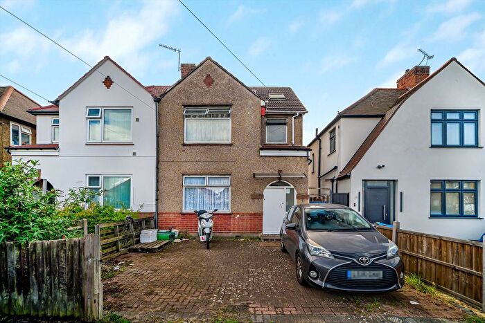 Studio To Rent In Chatsworth Crescent, Hounslow, TW3