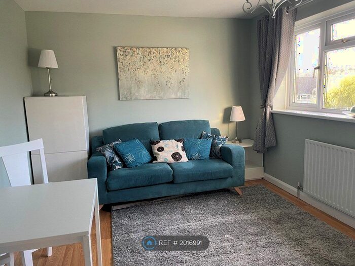 Studio To Rent In Englemere Road, Bracknell, RG42