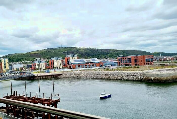 2 Bedroom Flat To Rent In Trawler Road, Swansea, SA1