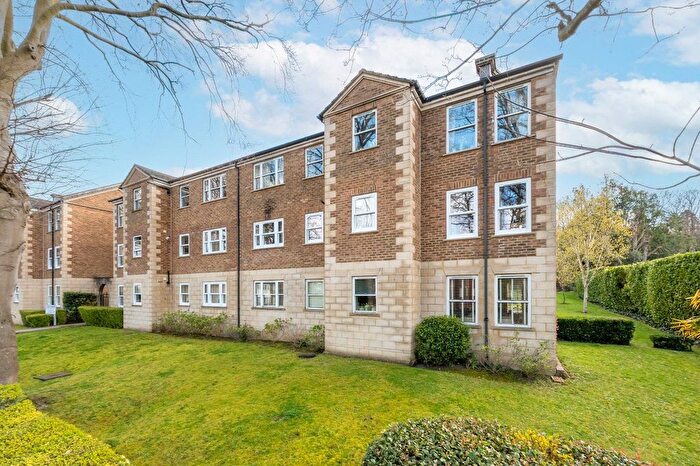 2 Bedroom Flat For Sale In Walnut Mews, Sutton, SM2