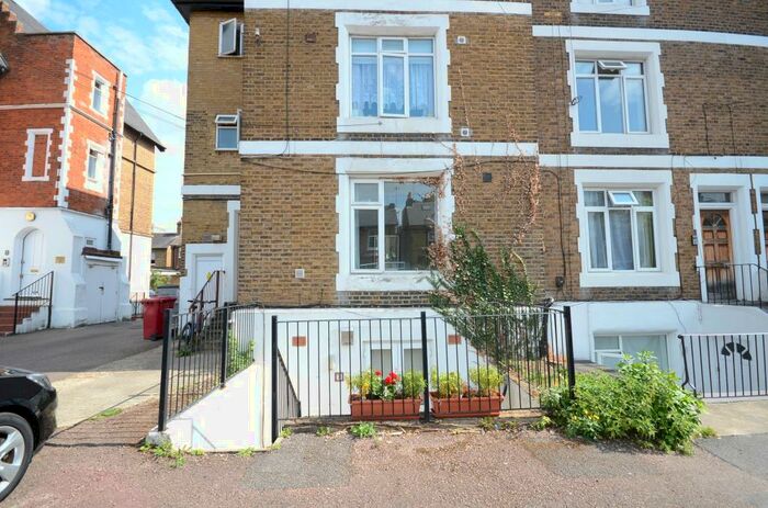 Studio To Rent In Hencroft Street South, SL1