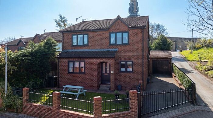 4 Bedroom Detached House For Sale In Hollin Park Court, Calverley, Pudsey, West Yorkshire, LS28