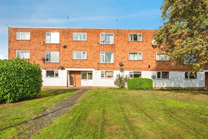 2 Bedroom Flat For Sale In Farleigh Road, Pershore, WR10