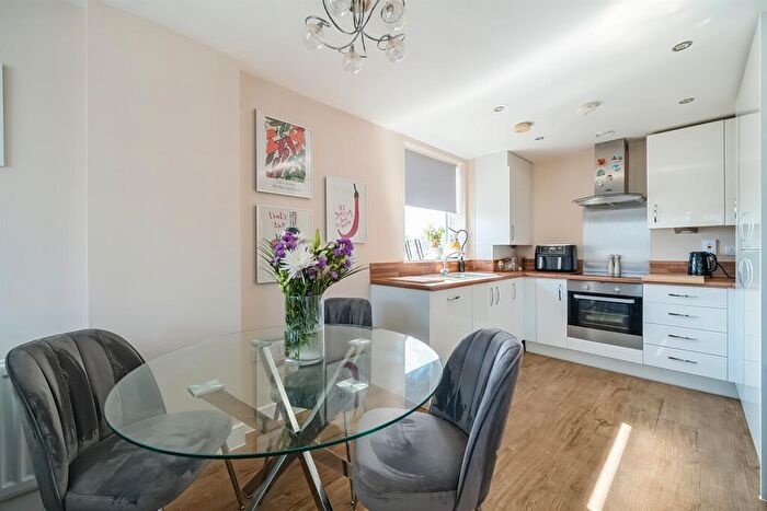 2 Bedroom Apartment For Sale In Kingston Close, Maidenhead, SL6