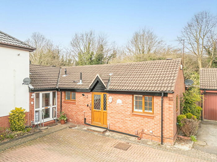 2 Bedroom Semi-Detached Bungalow For Sale In High Bank Place, Leeds, LS15