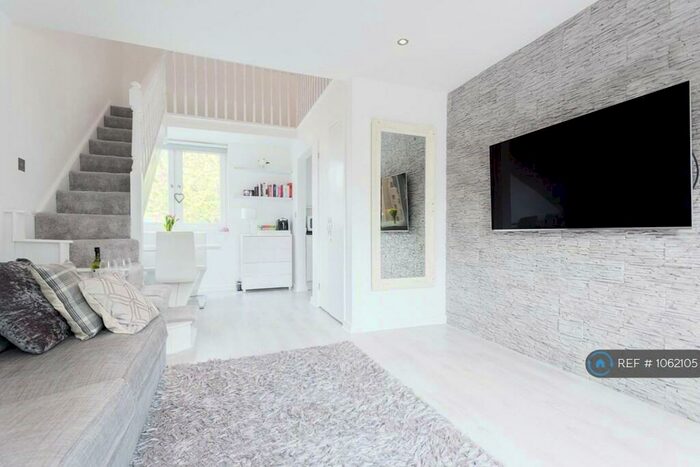 1 Bedroom Flat To Rent In East Smithfield, London, E1W