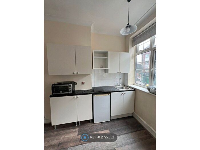 Studio To Rent In Parade Mansions, London, NW4