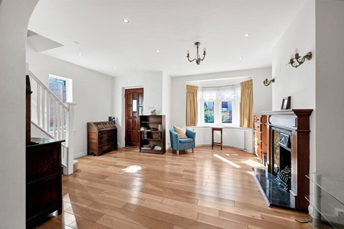 3 Bedroom End Of Terrace House For Sale In Castlewood Drive, London, SE9