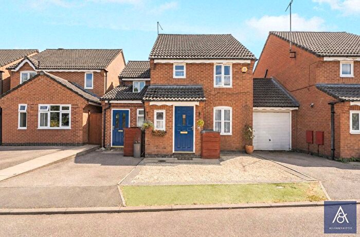 4 Bedroom Link Detached House For Sale In Castle Mount, Brackley, Northamptonshire, NN13