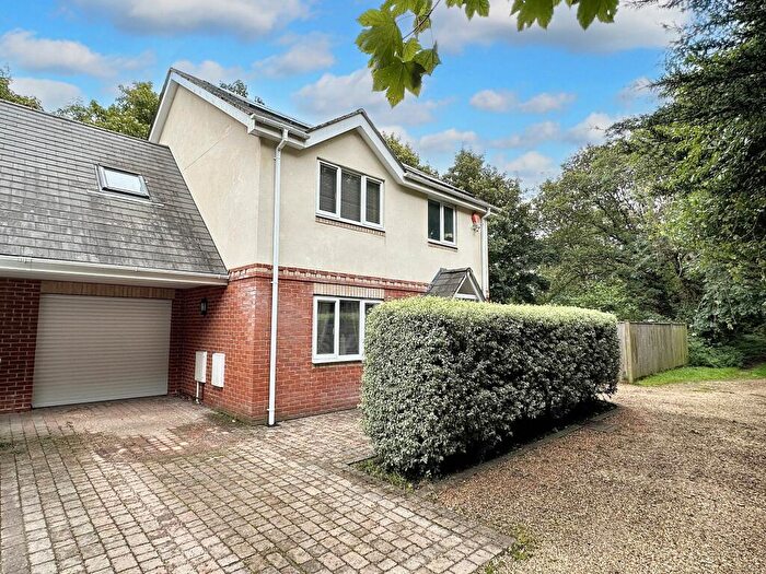 4 Bedroom Link Detached House For Sale In Roman Road, Hardley, SO45