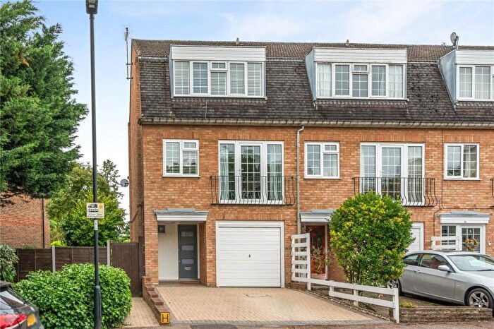 3 Bedroom End Of Terrace House For Sale In McAdam Drive, Enfield, EN2