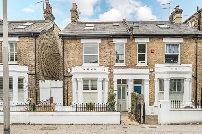 3 Bedroom Flat To Rent In Fernlea Road, Balham, SW12