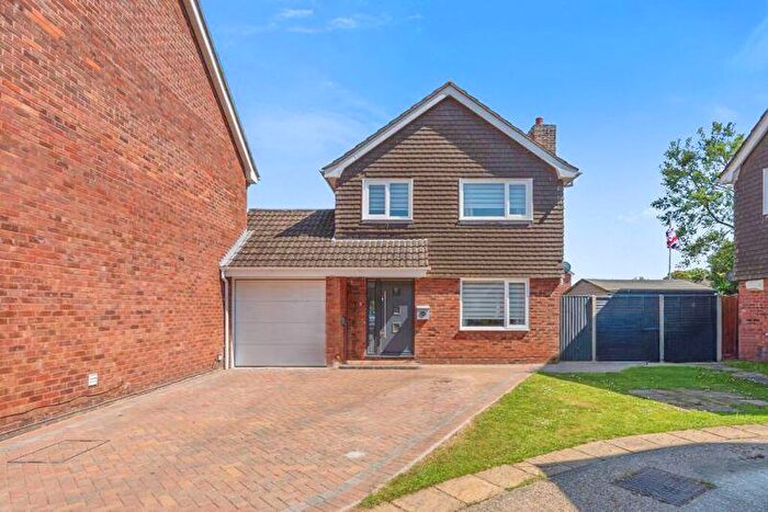 3 Bedroom Link Detached House For Sale In Pytchley Close, Fareham, PO14