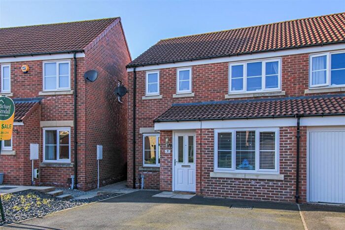 3 Bedroom Semi Detached House For Sale In Bottle Kiln Rise, Wakefield, WF1