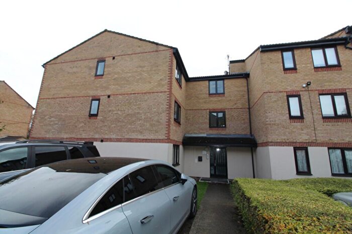 2 Bedroom Flat To Rent In Linwood Crescent, Enfield, EN1