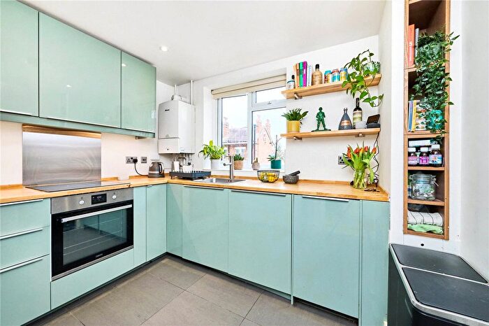 2 Bedroom Flat For Sale In Oakdale Road, London, SW16