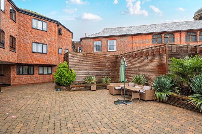 2 Bedroom Flat To Rent In The Broadway, Chesham, HP5