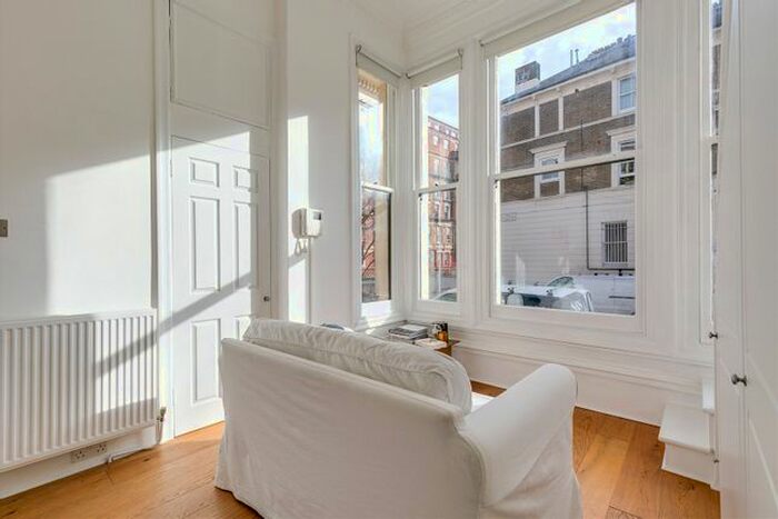 Terraced House To Rent In Earls Court Square, Earls Court, SW5