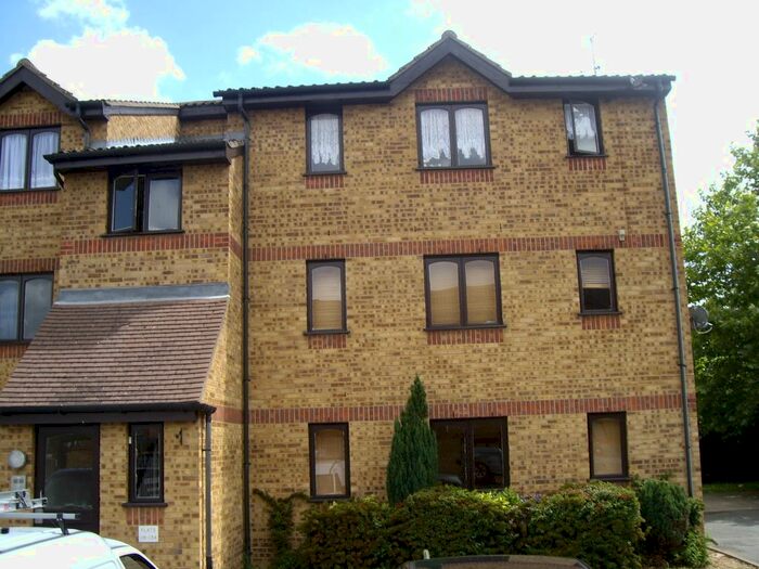 2 Bedroom Flat To Rent In Overton Drive, Romford, RM6