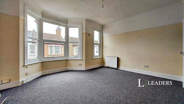 2 Bedroom Flat To Rent In Gordon Road, Southend-on-Sea, Essex, SS1