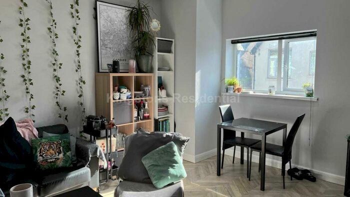 2 Bedroom Apartment To Rent In City Road, Cardiff, CF24