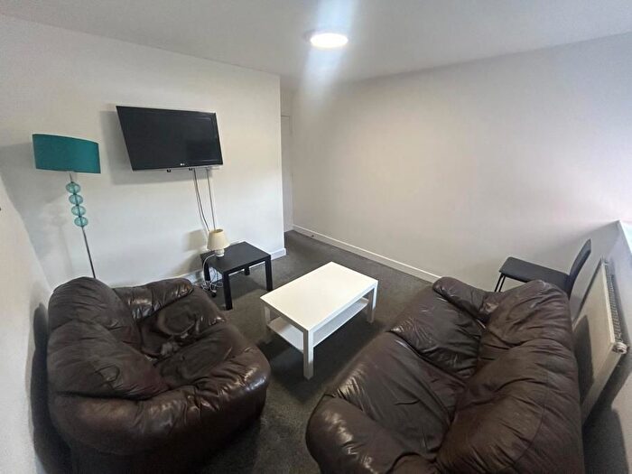 3 Bedroom Flat To Rent In Belle Vue Road, Hyde Park, Leeds, LS3