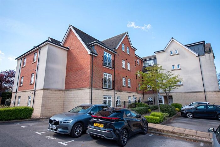 2 Bedroom Flat For Sale In Woodthorpe Drive, Woodthorpe, Nottingham, NG5